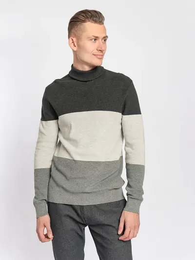 Свитер в стиле колор-блок